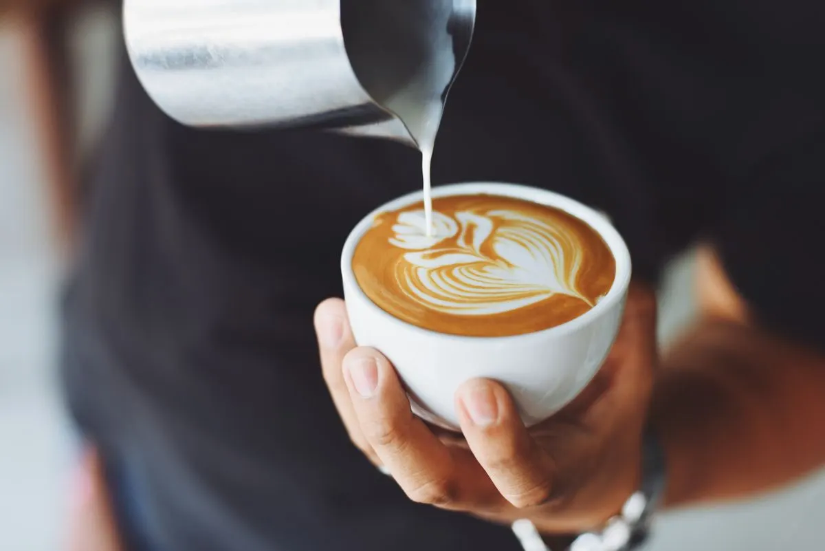 コーヒーを注ぐ様子（イメージ写真）